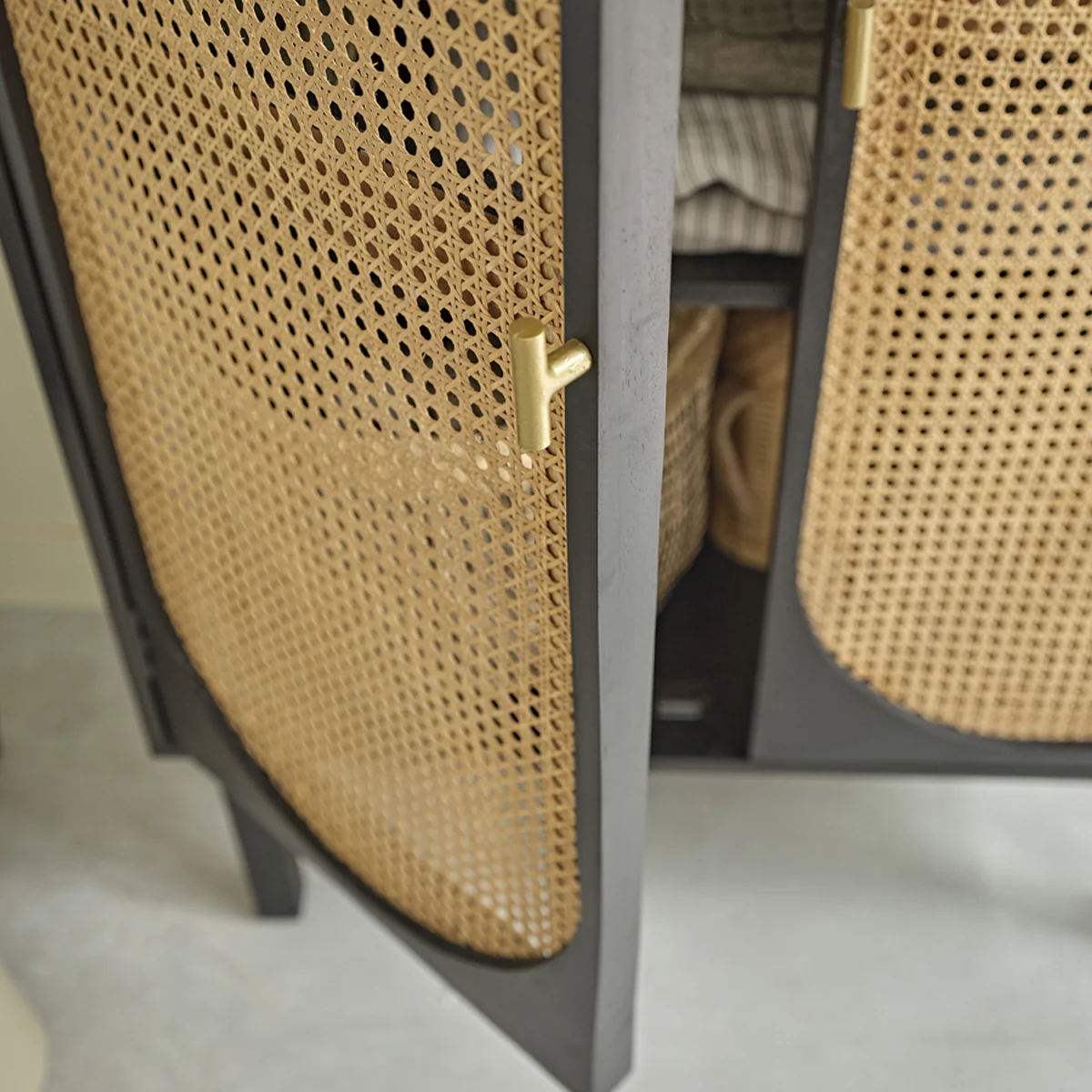 Armoire en manguier massif et cannage 90 cm - Image 4