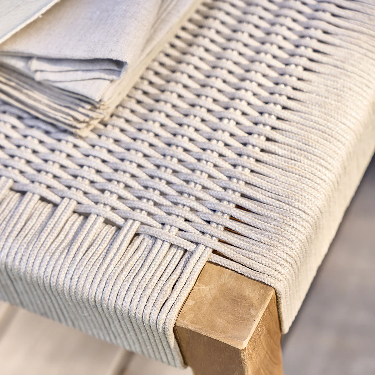 Banc de jardin en teck massif et cordage beige - Image 5