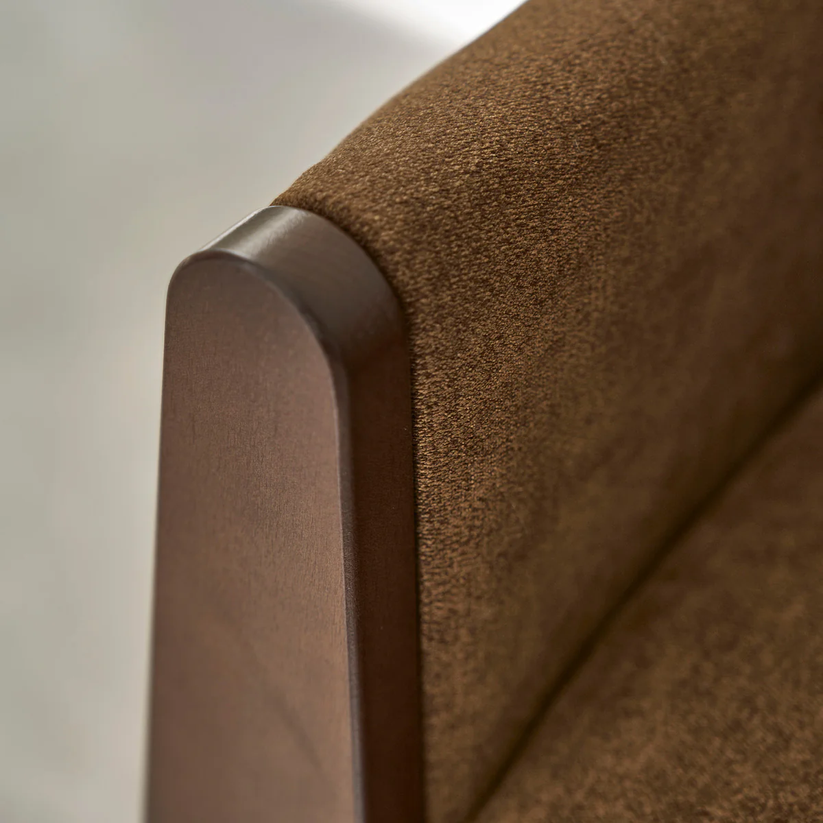 Canapé droit 3 places en bois massif et tissu velours bronze - Image 5