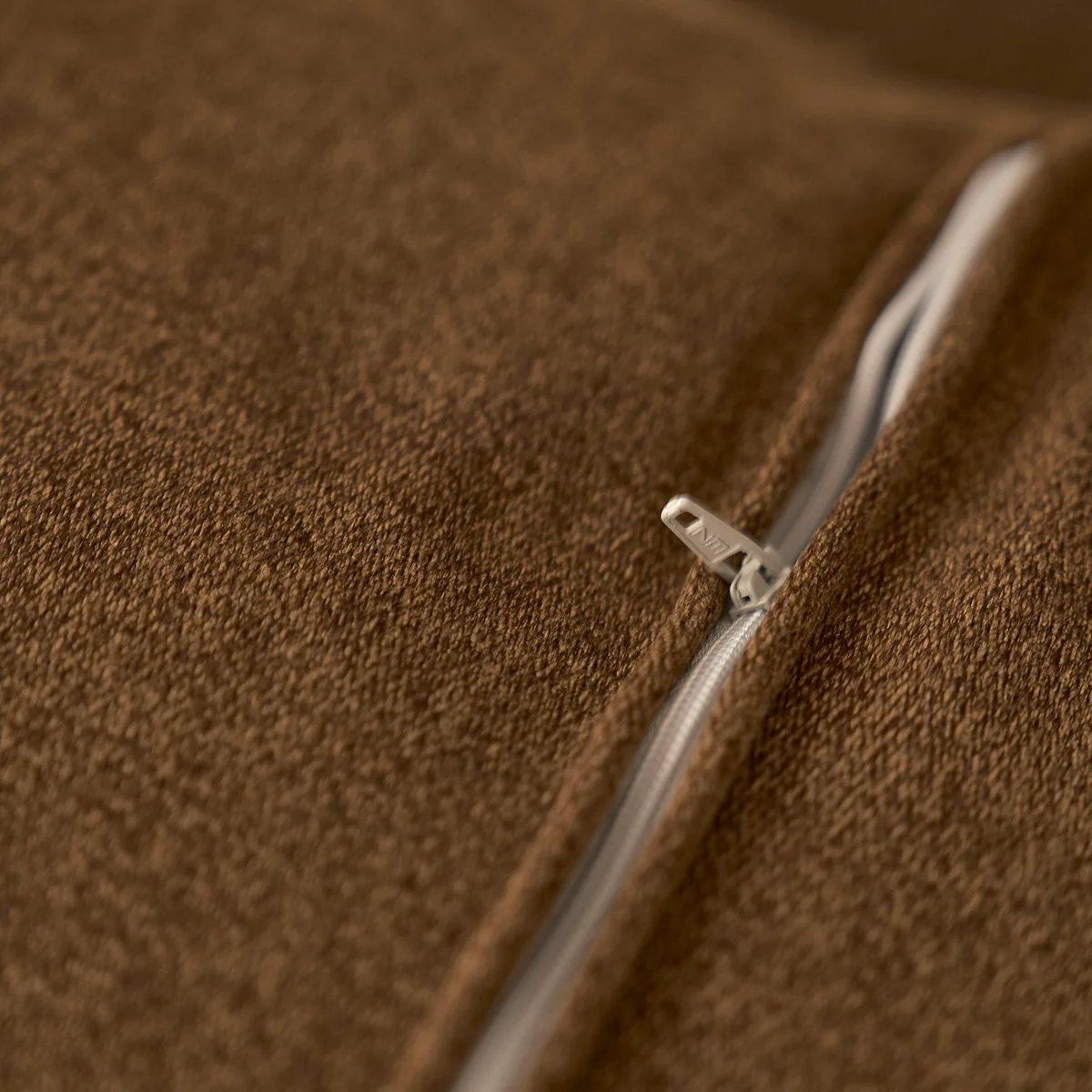 Canapé droit 3 places en bois massif et tissu velours bronze - Image 7