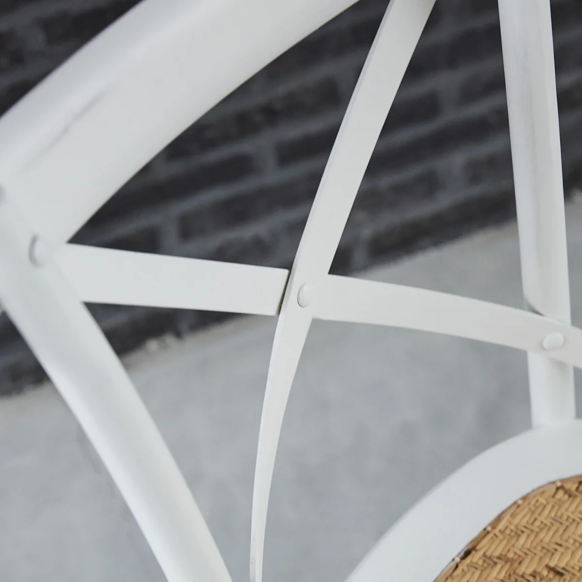 Chaise bistrot en acajou massif et rotin blanche - Image 3