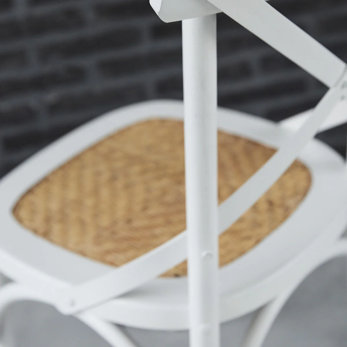 Chaise bistrot en acajou massif et rotin blanche - Image 4