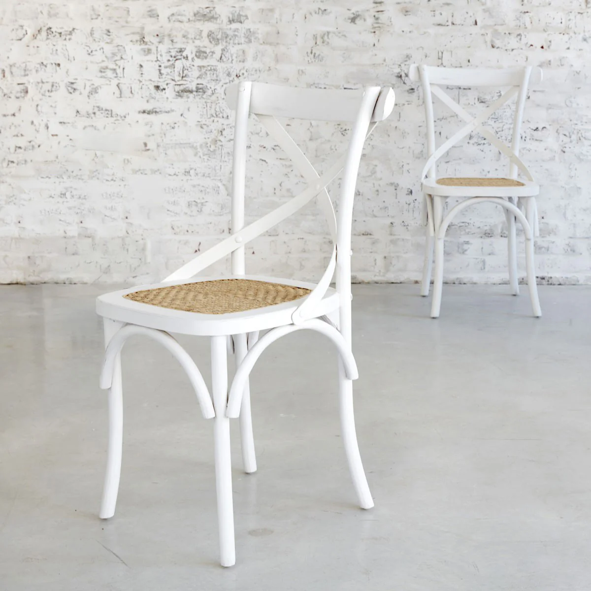 Chaise bistrot en acajou massif et rotin blanche - Image 6