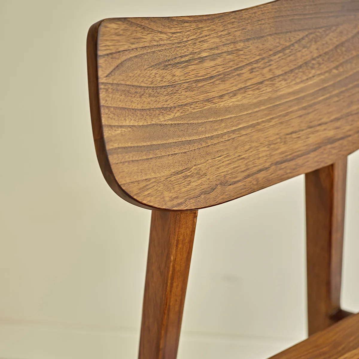 Chaise en mindi massif finition noyer - Image 4