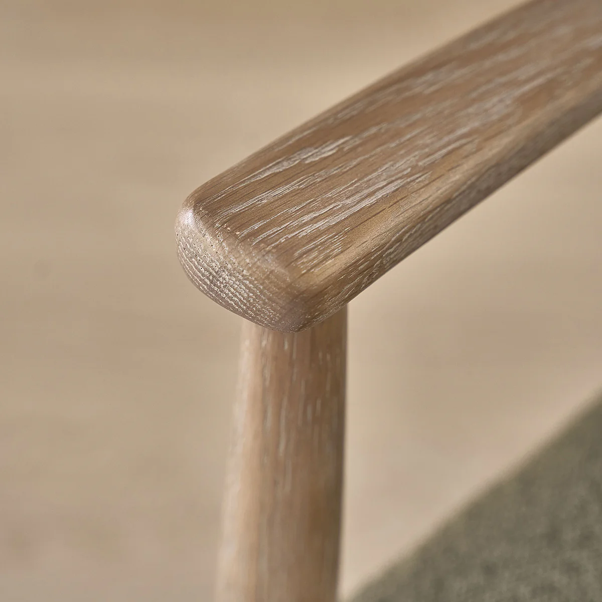 Chaise en chêne et tissu bouclette kaki - Image 5