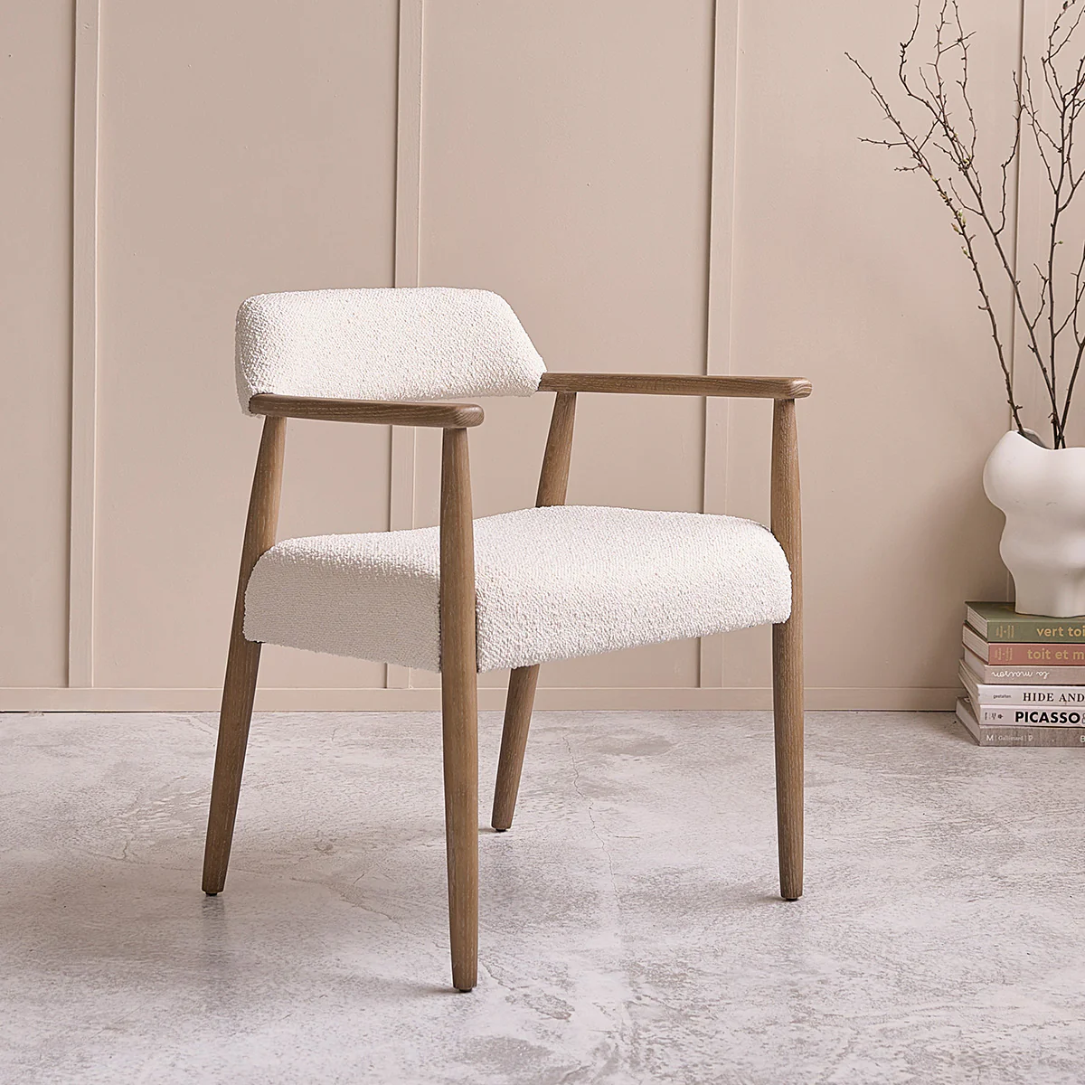 Chaise en chêne massif et tissu bouclette