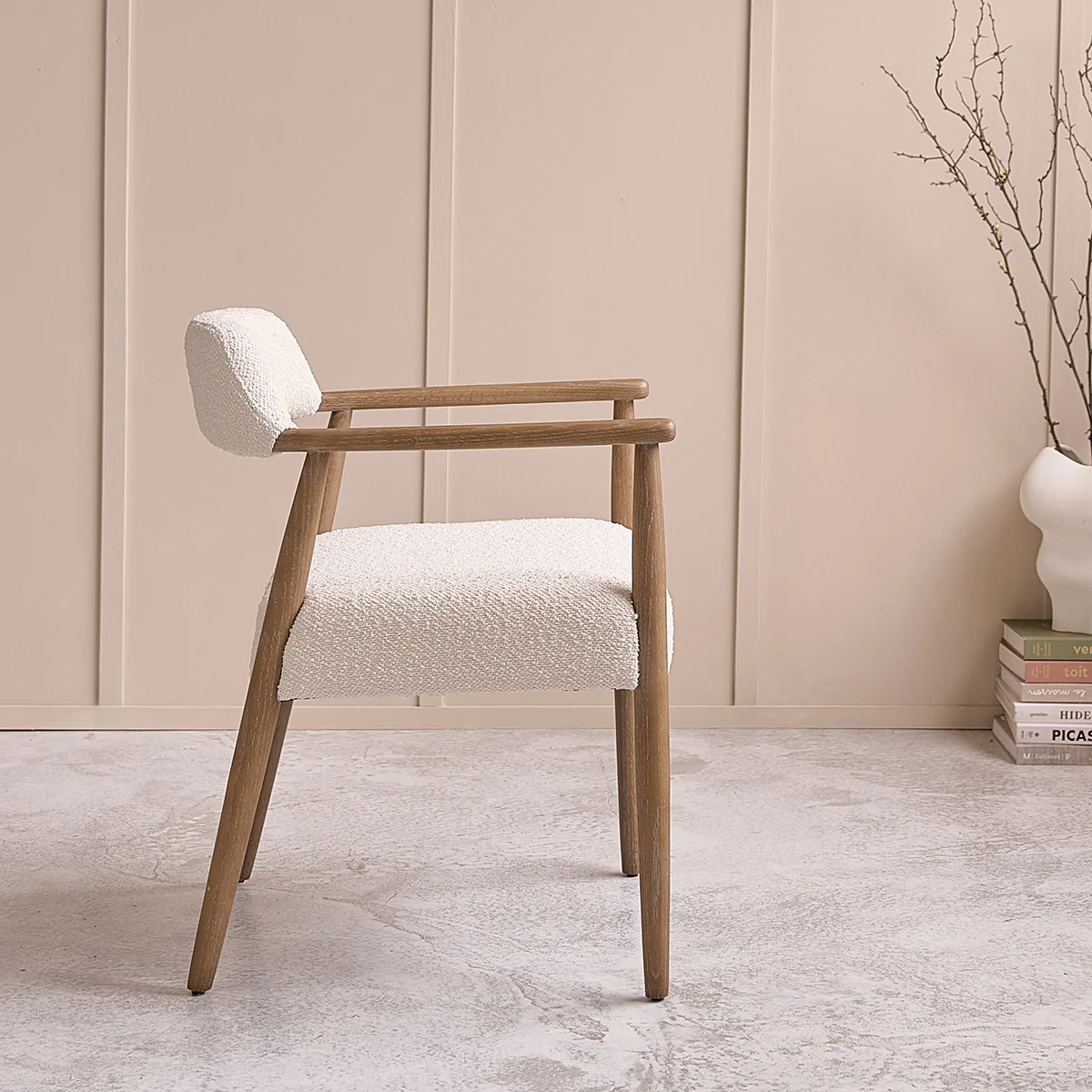 Chaise en chêne massif et tissu bouclette - Image 3