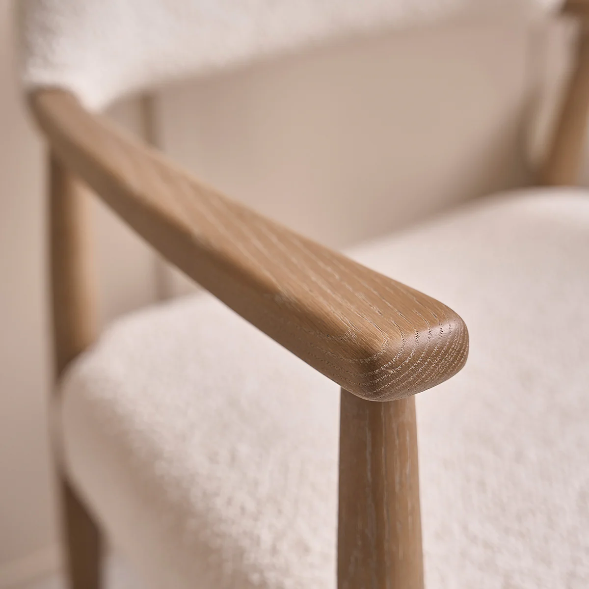 Chaise en chêne massif et tissu bouclette - Image 5