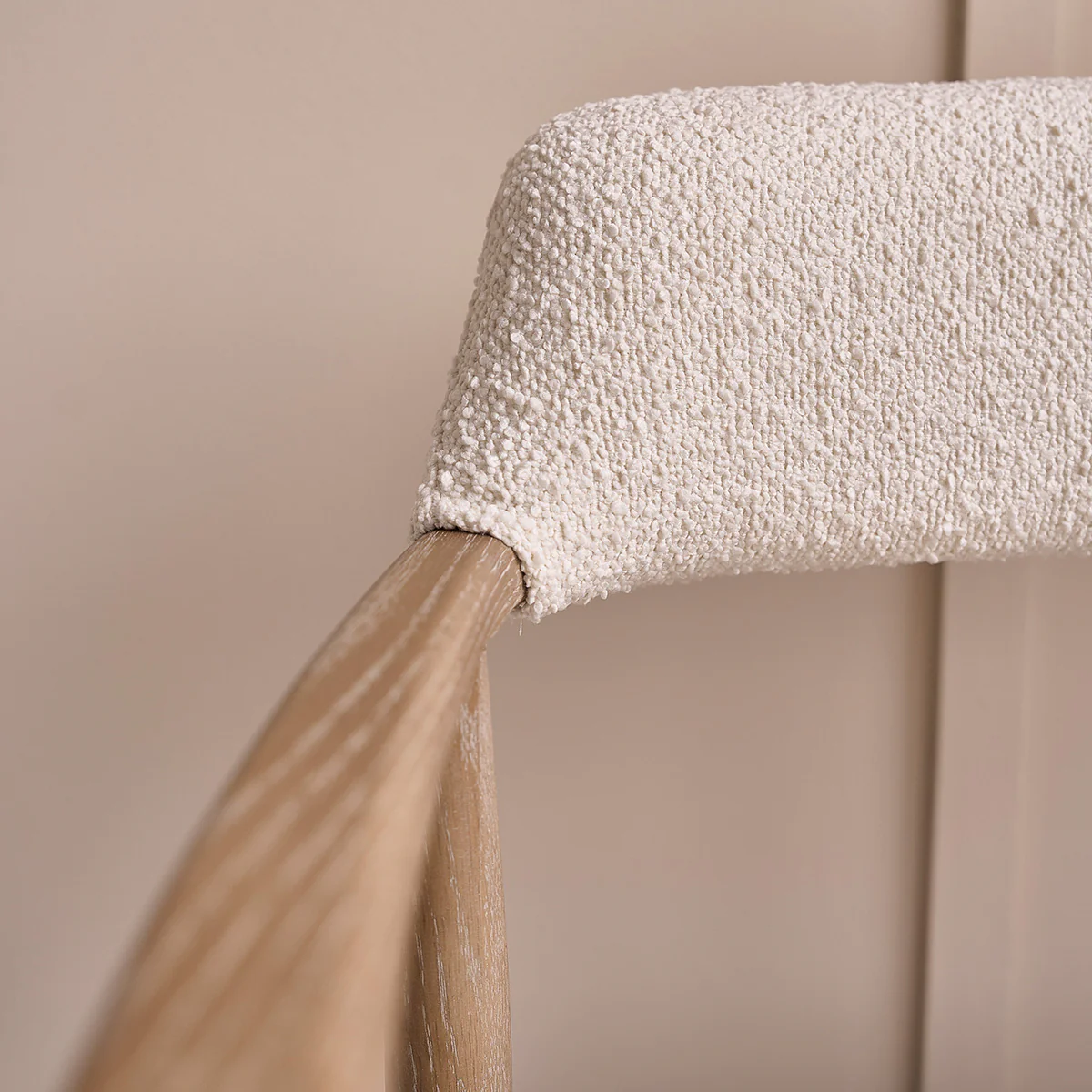 Chaise en chêne massif et tissu bouclette - Image 6