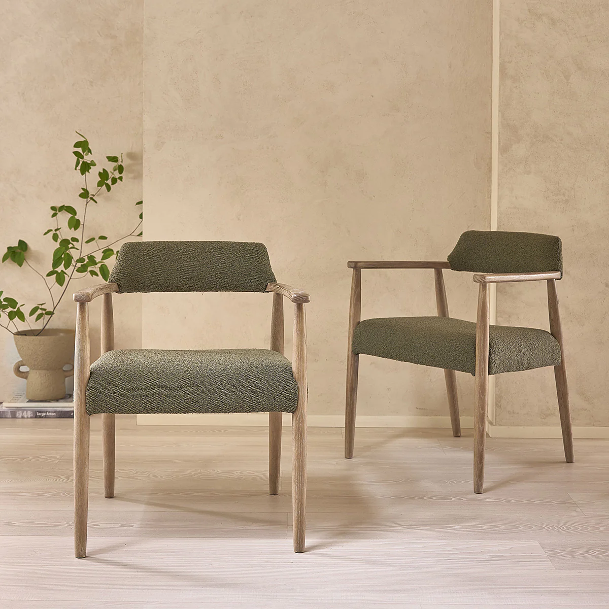 Lot de 2 chaises en chêne et tissu bouclette kaki
