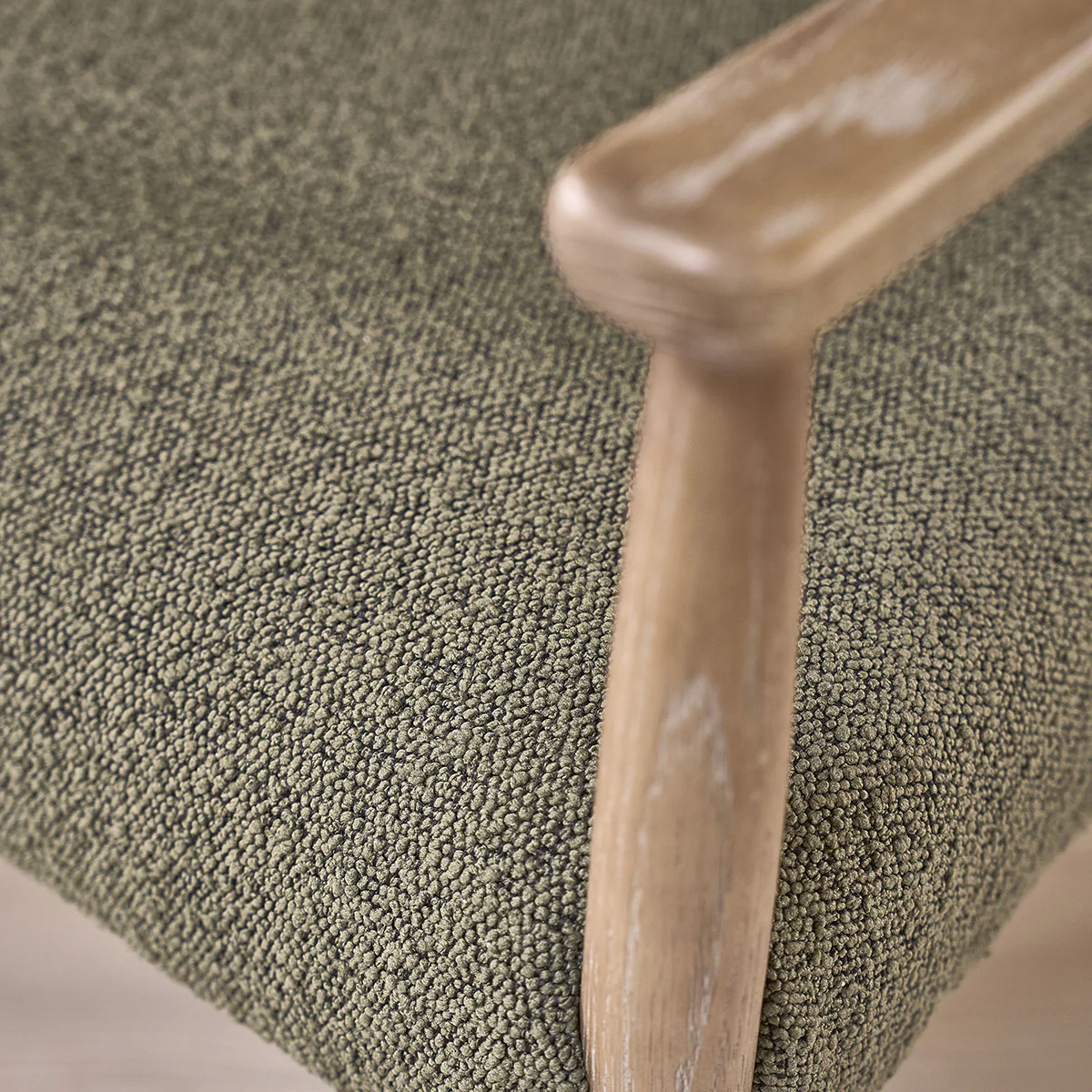 Lot de 2 chaises en chêne et tissu bouclette kaki - Image 6