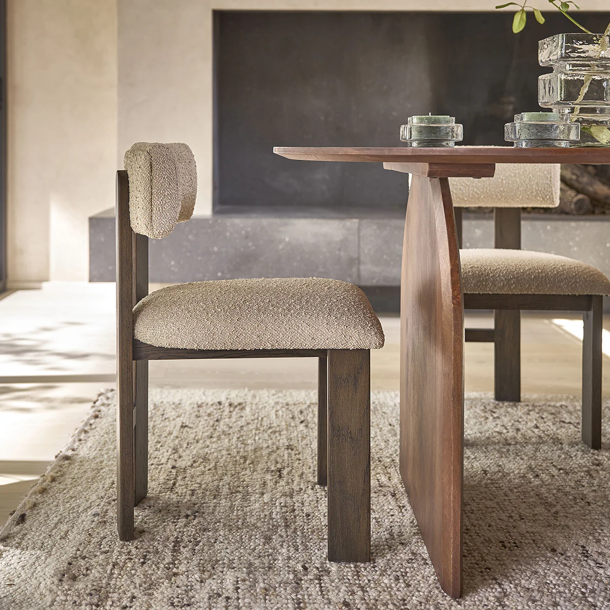 Lot de 2 chaises en chêne massif marron et tissu bouclette beige - Image 3