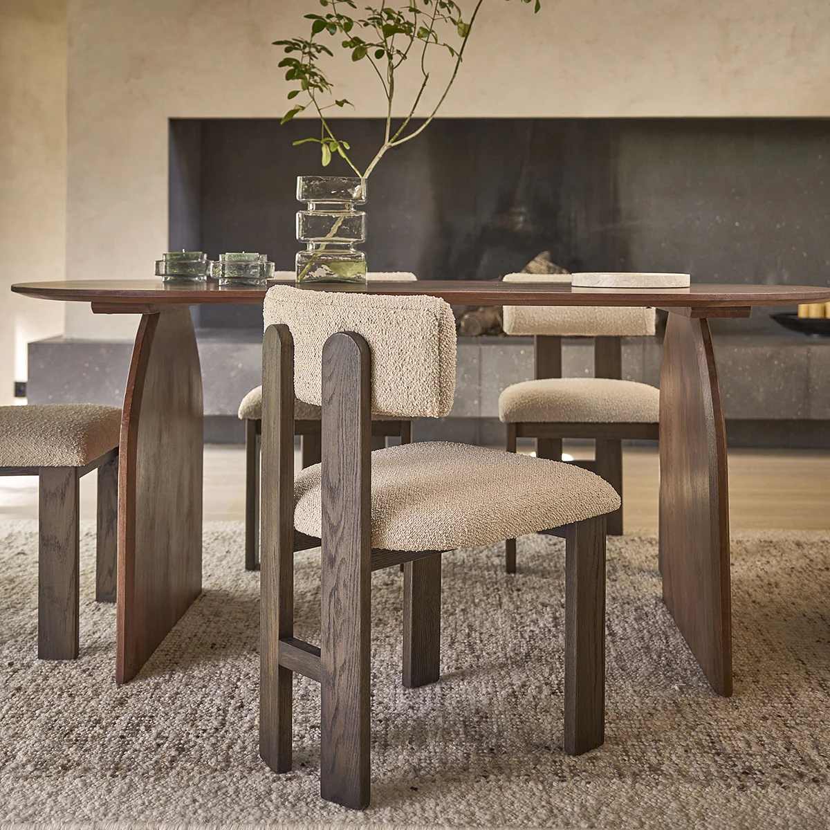 Lot de 2 chaises en chêne massif marron et tissu bouclette beige - Image 4