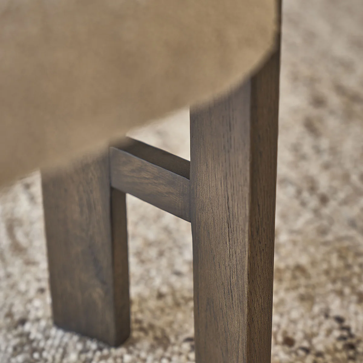 Lot de 2 chaises en chêne massif marron et tissu bouclette beige - Image 7