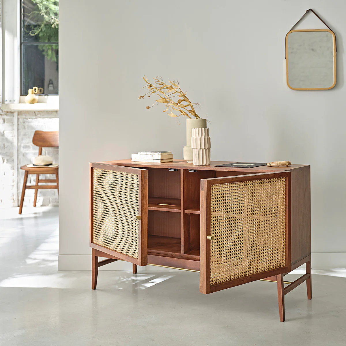 Commode en acacia massif finition noyer et cannage 120 cm - Image 3