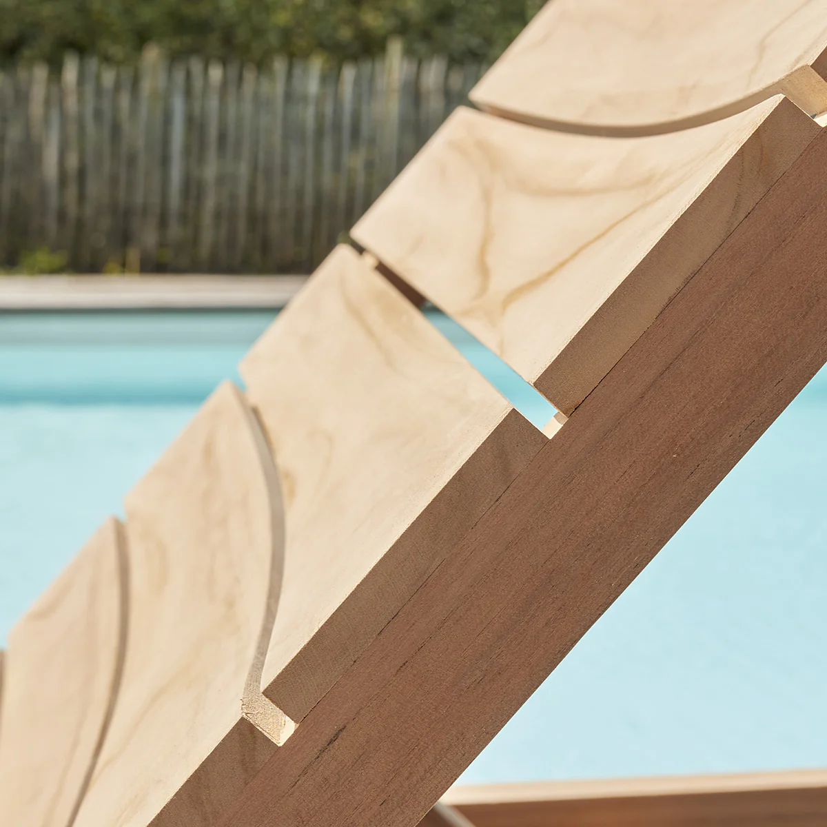 Ensemble bain de soleil et table basse en teck massif - Image 4