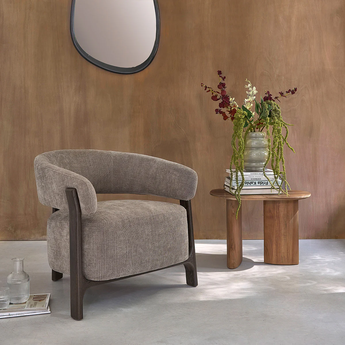 Fauteuil en chêne massif finition noyer et tissu chenille taupe