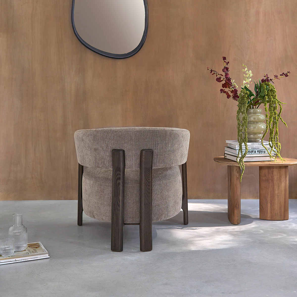 Fauteuil en chêne massif finition noyer et tissu chenille taupe - Image 4