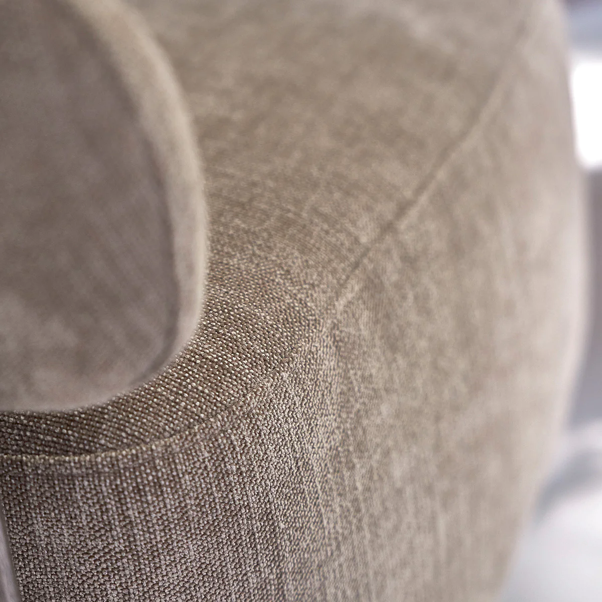 Fauteuil en chêne massif finition noyer et tissu chenille taupe - Image 5