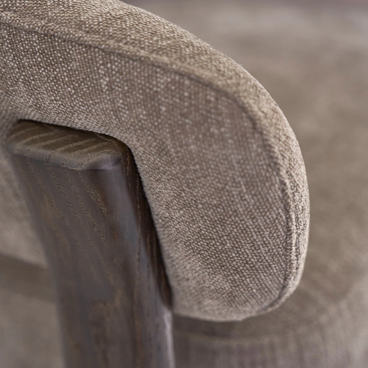 Fauteuil en chêne massif finition noyer et tissu chenille taupe - Image 6