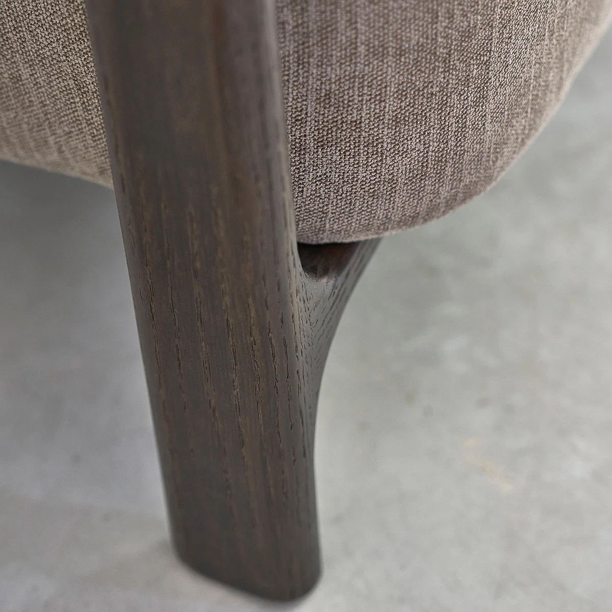 Fauteuil en chêne massif finition noyer et tissu chenille taupe - Image 7