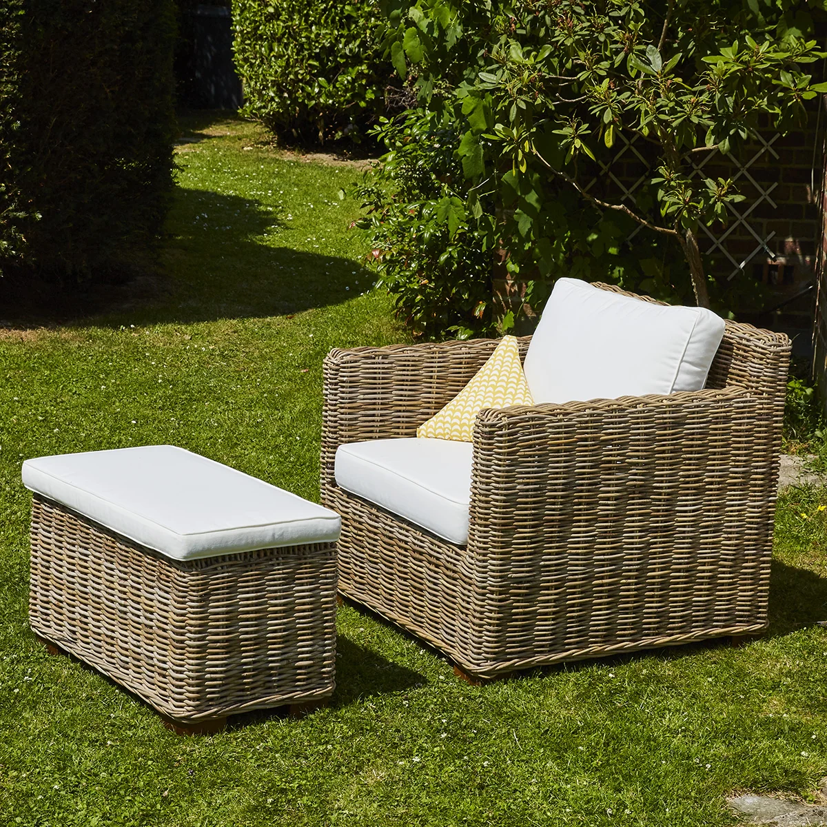 Fauteuil de jardin en kubu naturel avec pouf - Image 3