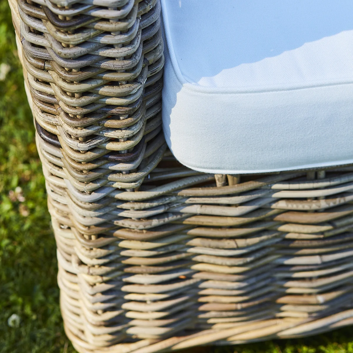 Fauteuil de jardin en kubu naturel avec pouf - Image 4