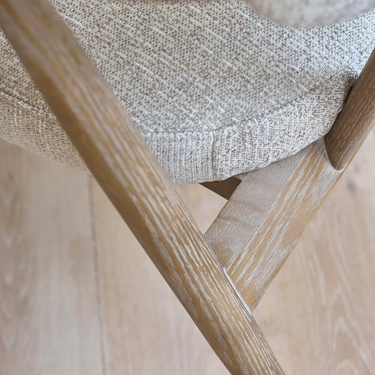 Fauteuil en bois de chêne et tissu texturé beige chiné - Image 6