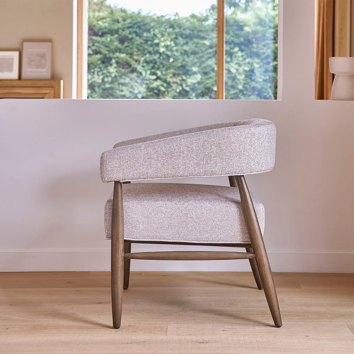 Fauteuil en bois massif et tissu texturé beige chiné - Image 3