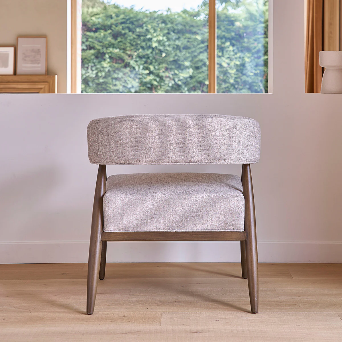 Fauteuil en bois massif et tissu texturé beige chiné - Image 4