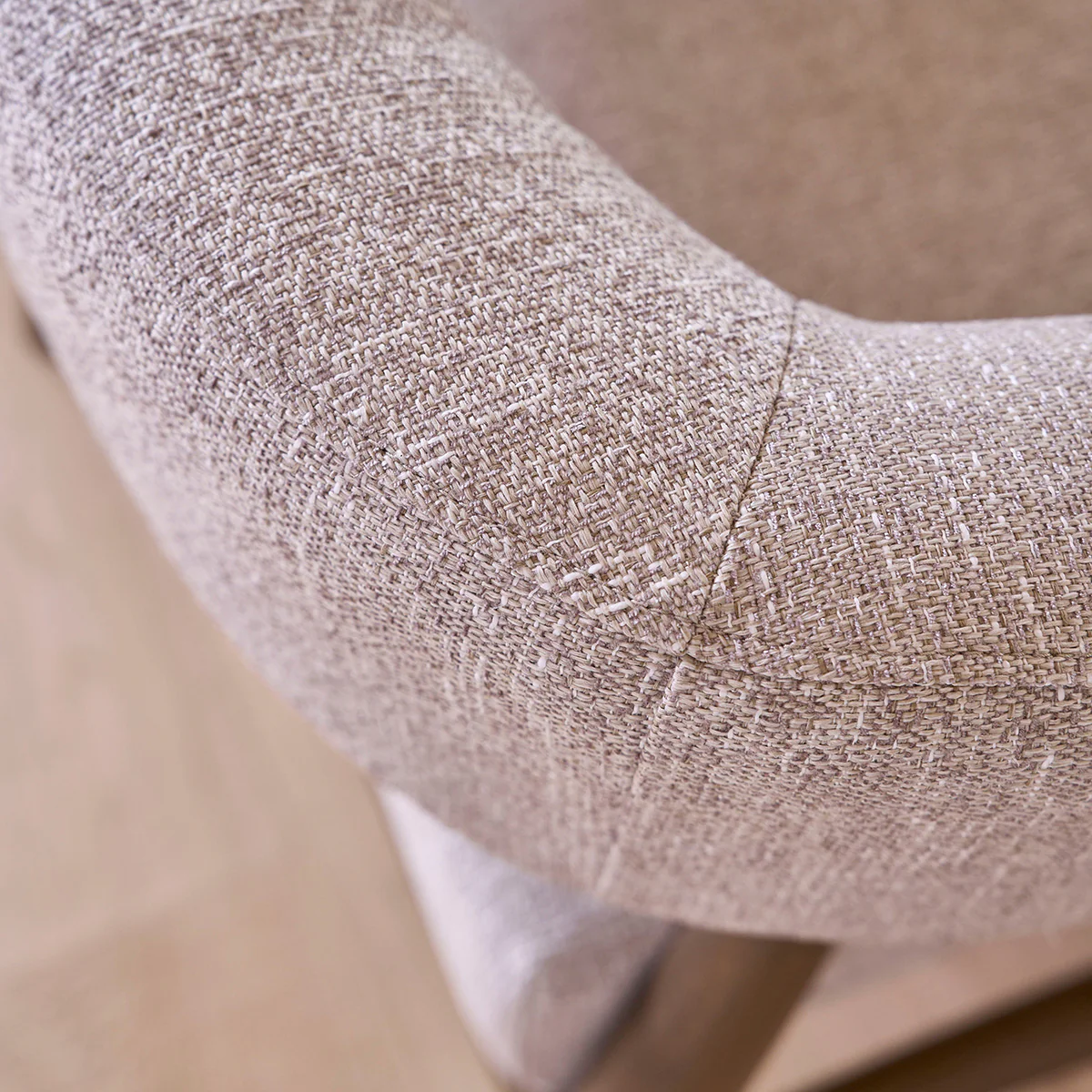 Fauteuil en bois massif et tissu texturé beige chiné - Image 5