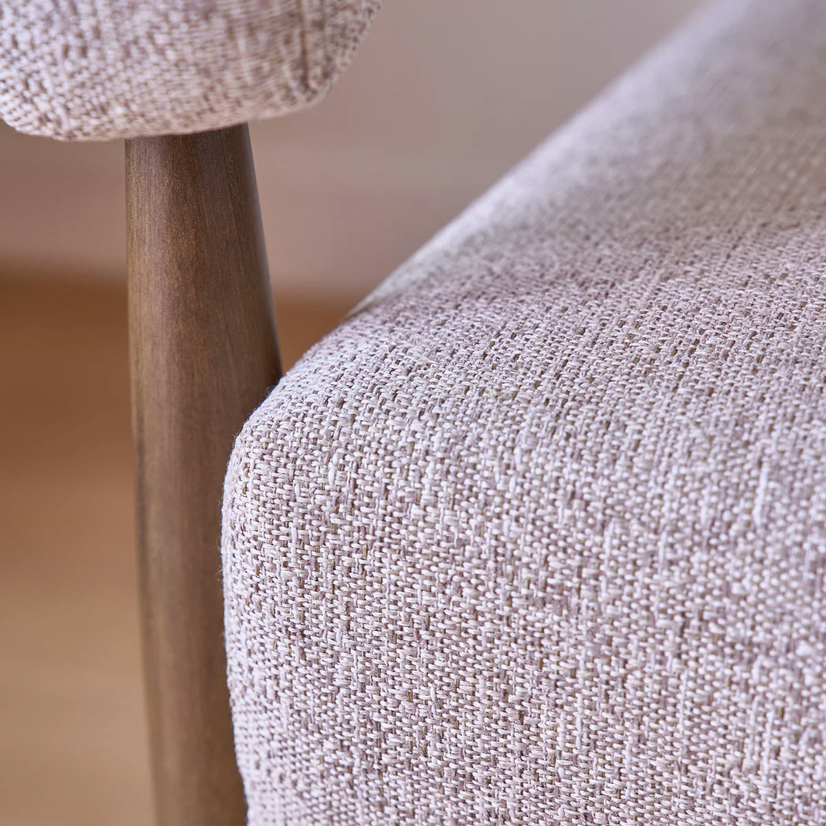 Fauteuil en bois massif et tissu texturé beige chiné - Image 6