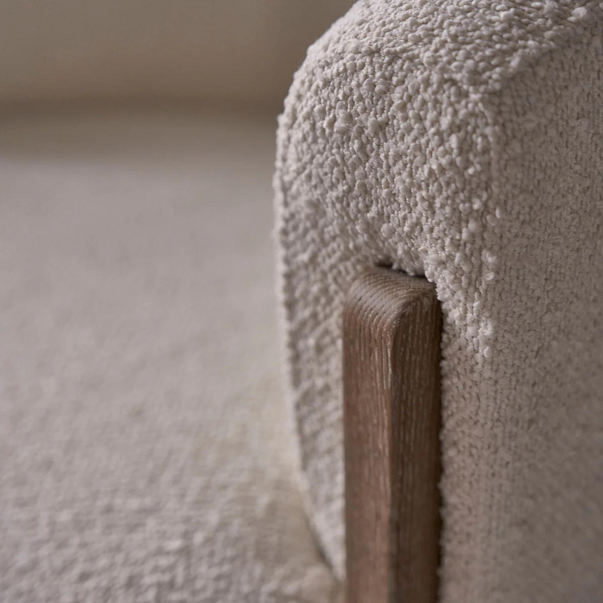 Fauteuil en chêne massif et tissu bouclette écrue - Image 6