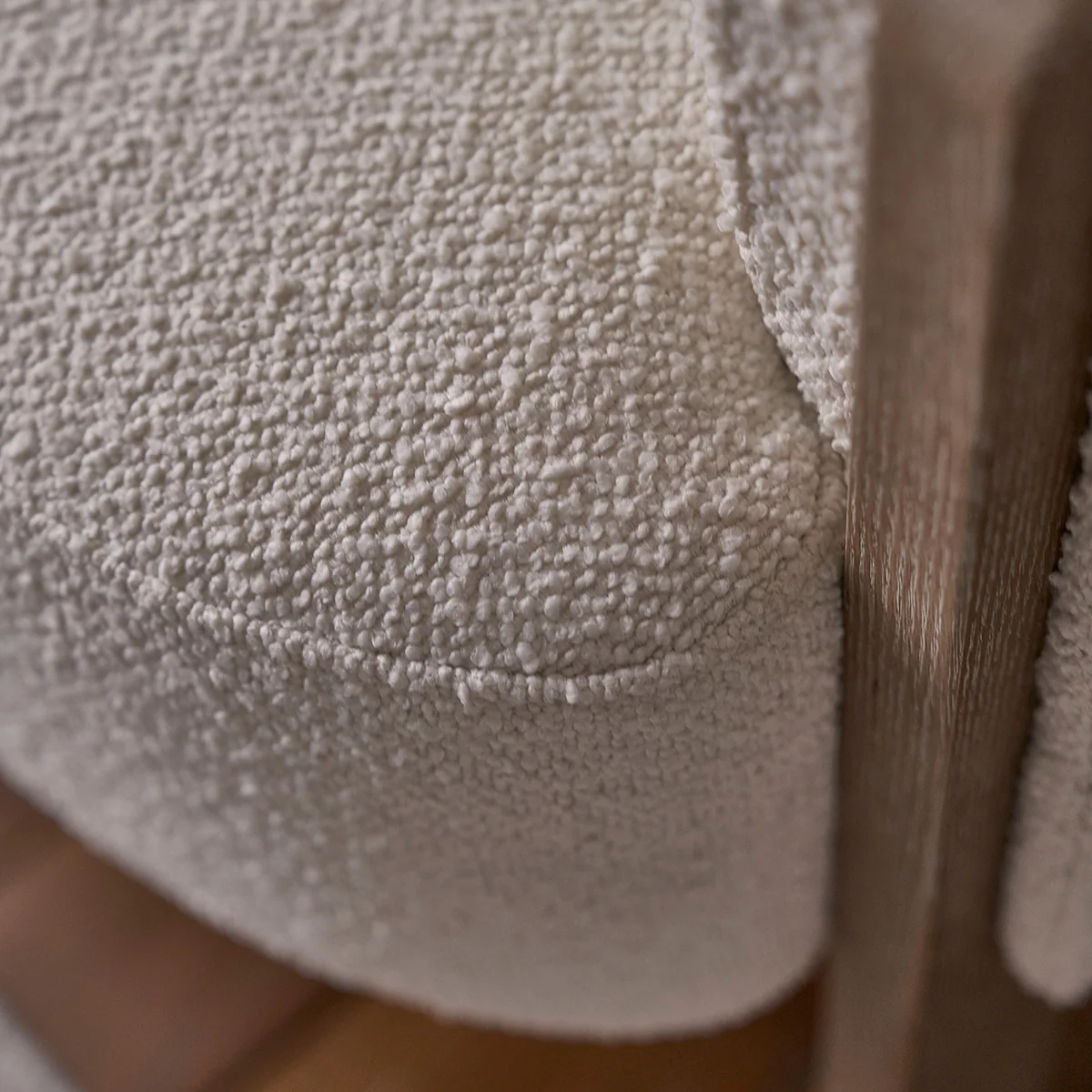 Fauteuil en chêne massif et tissu bouclette écrue - Image 7