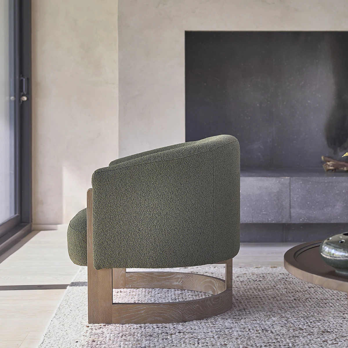 Fauteuil en chêne massif et tissu bouclette kaki - Image 4
