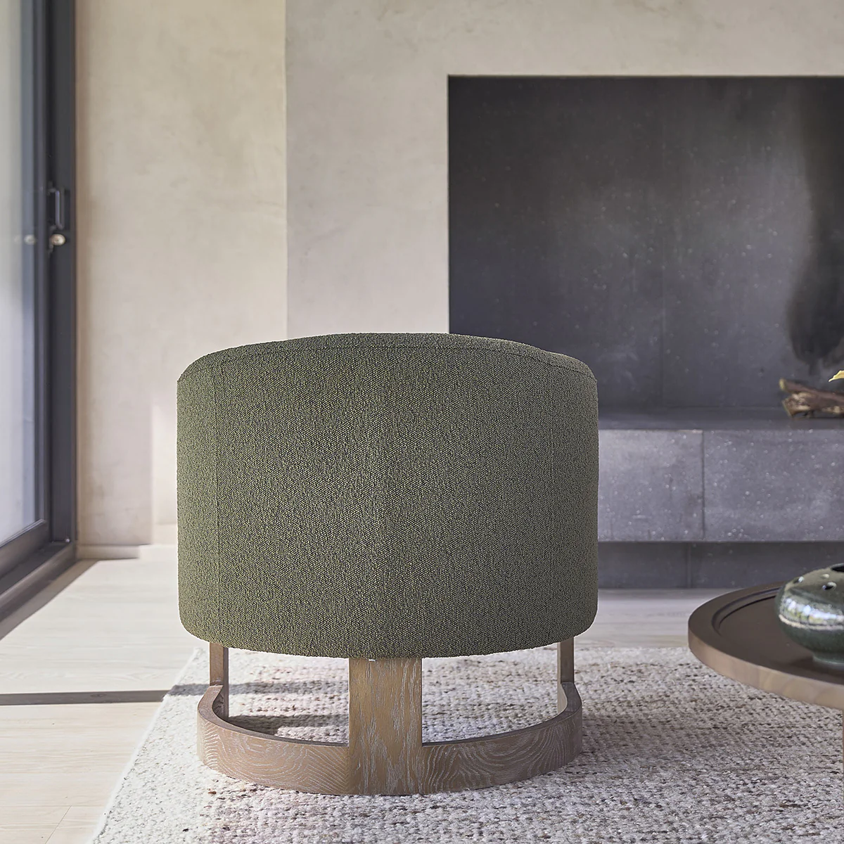 Fauteuil en chêne massif et tissu bouclette kaki - Image 5