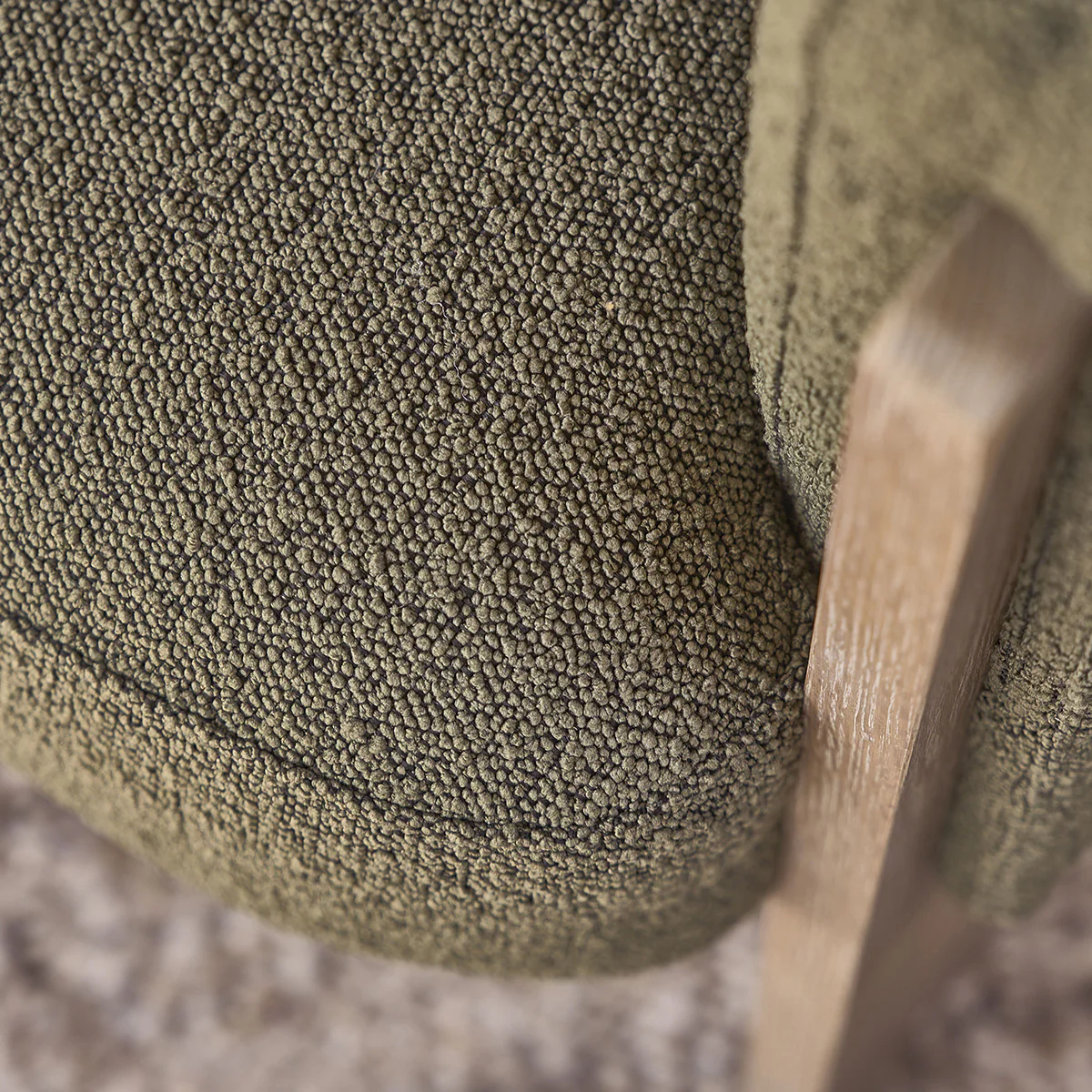 Fauteuil en chêne massif et tissu bouclette kaki - Image 7