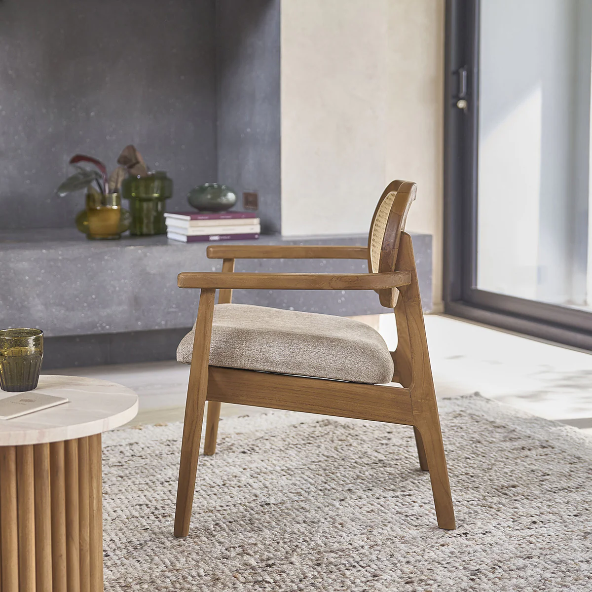 Fauteuil en teck massif, cannage et tissu grège - Image 3