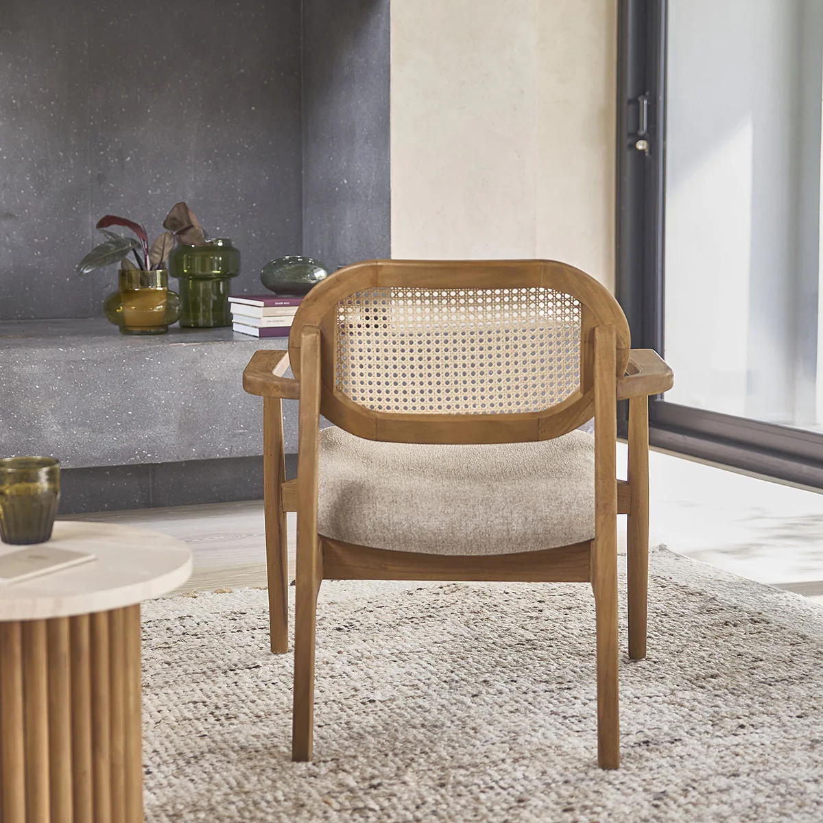 Fauteuil en teck massif, cannage et tissu grège - Image 4