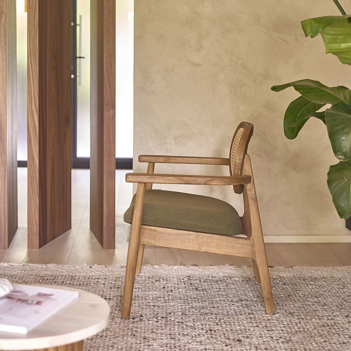 Fauteuil en teck massif, cannage et tissu velours côtelé kaki - Image 4