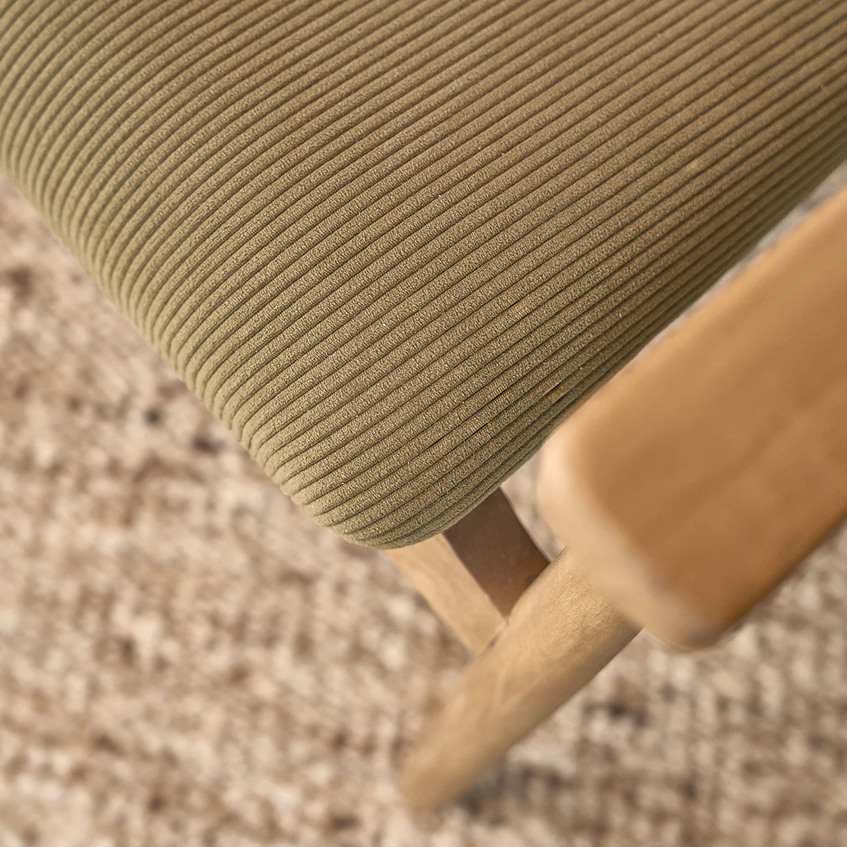 Fauteuil en teck massif, cannage et tissu velours côtelé kaki - Image 6