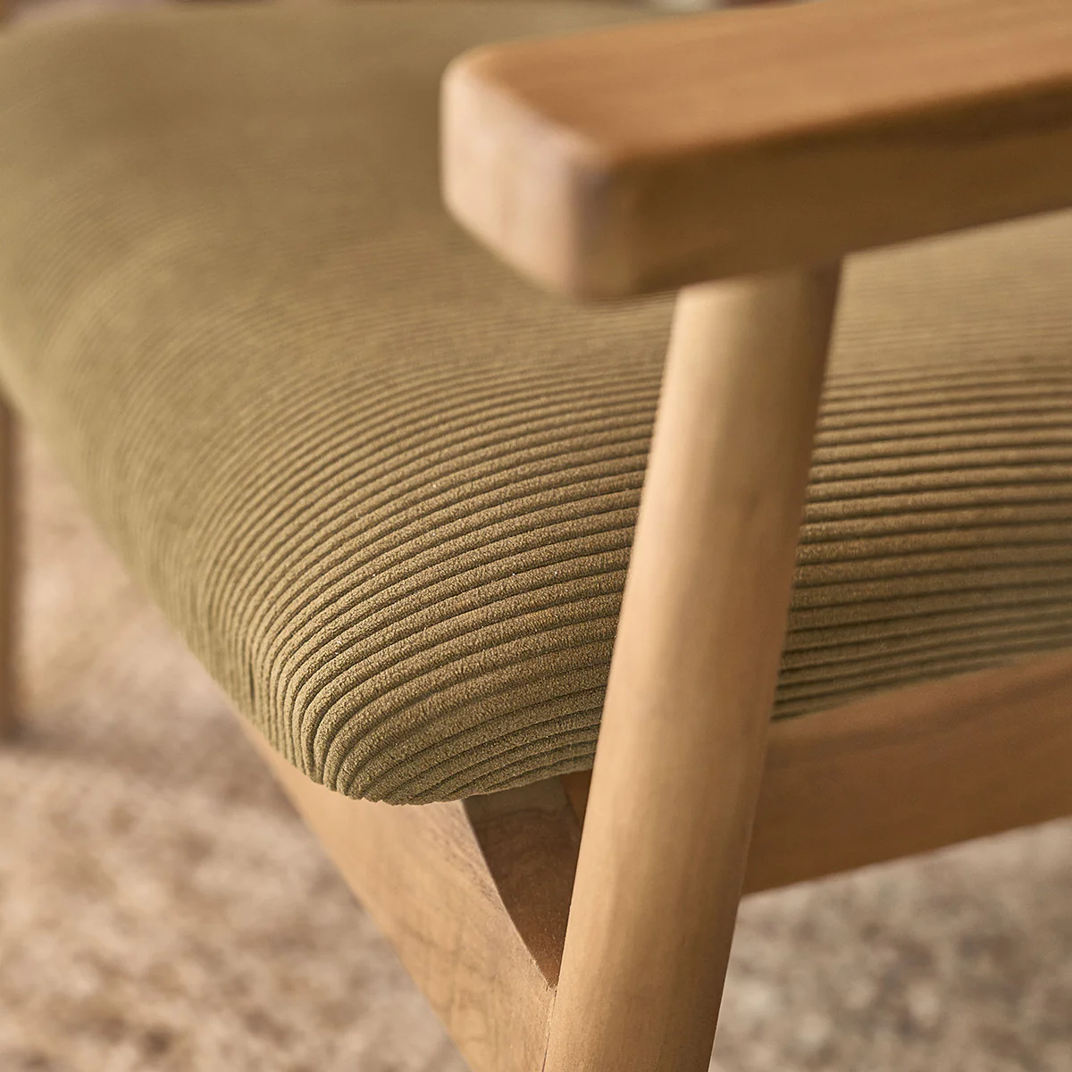 Fauteuil en teck massif, cannage et tissu velours côtelé kaki - Image 7