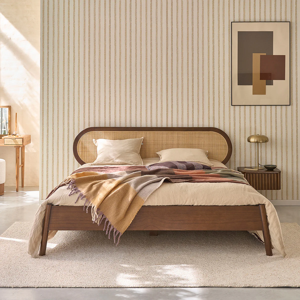 Lit en bois de mindi et cannage finition noyer 160 cm avec sommier