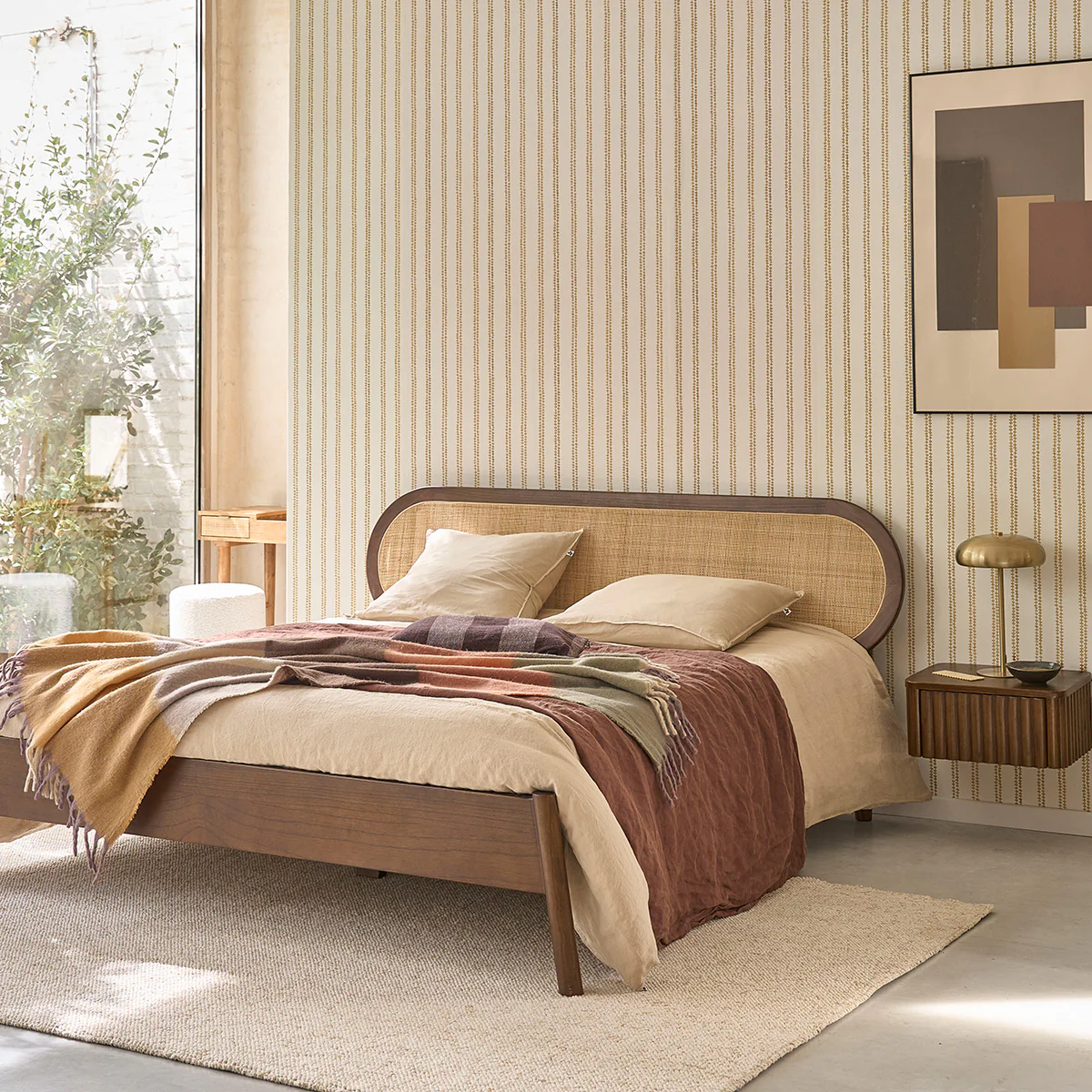 Lit en bois de mindi et cannage finition noyer 160 cm avec sommier - Image 3