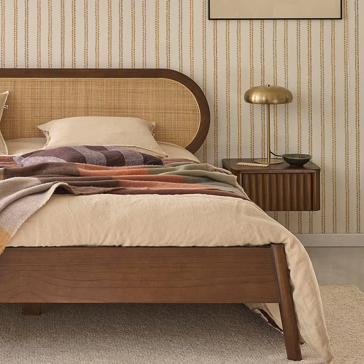 Lit en bois de mindi et cannage finition noyer 160 cm avec sommier - Image 6