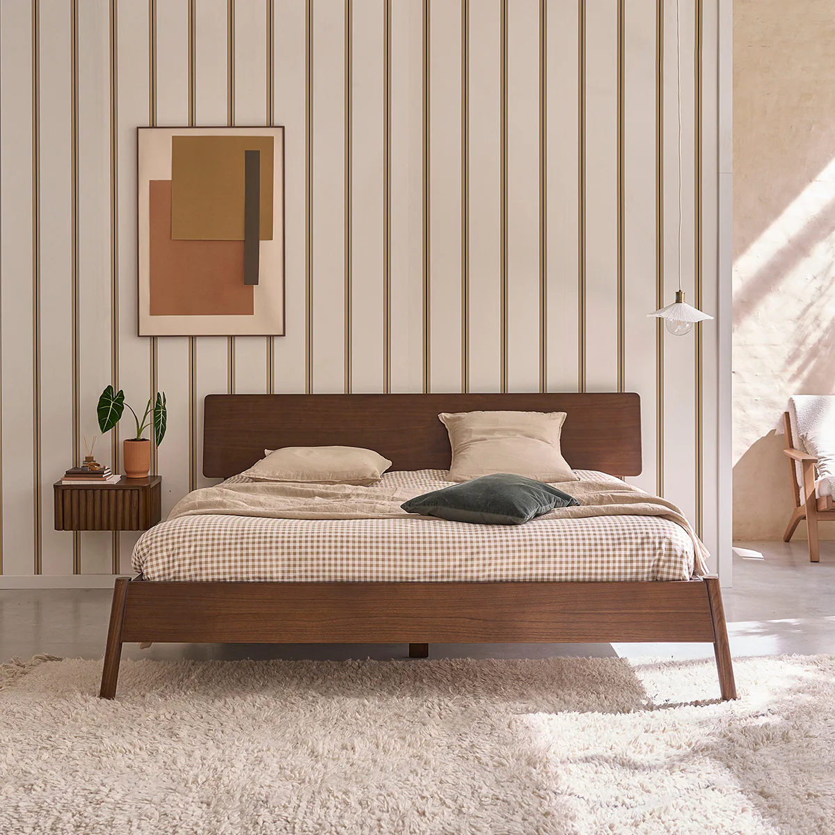 Lit en bois de mindi finition noyer 180 cm avec sommier