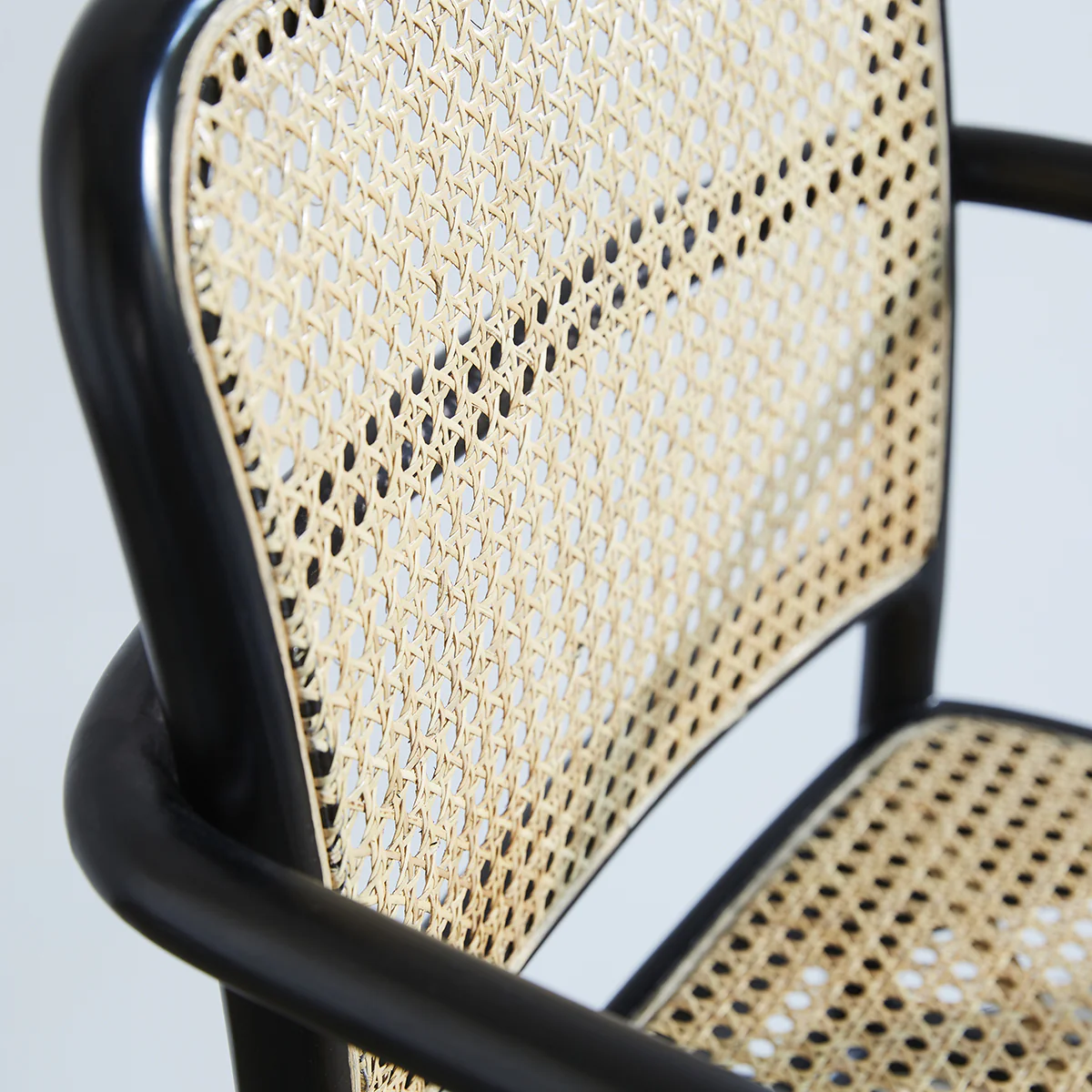 Lot de 2 chaises avec accoudoirs en acajou massif et cannage - Image 6