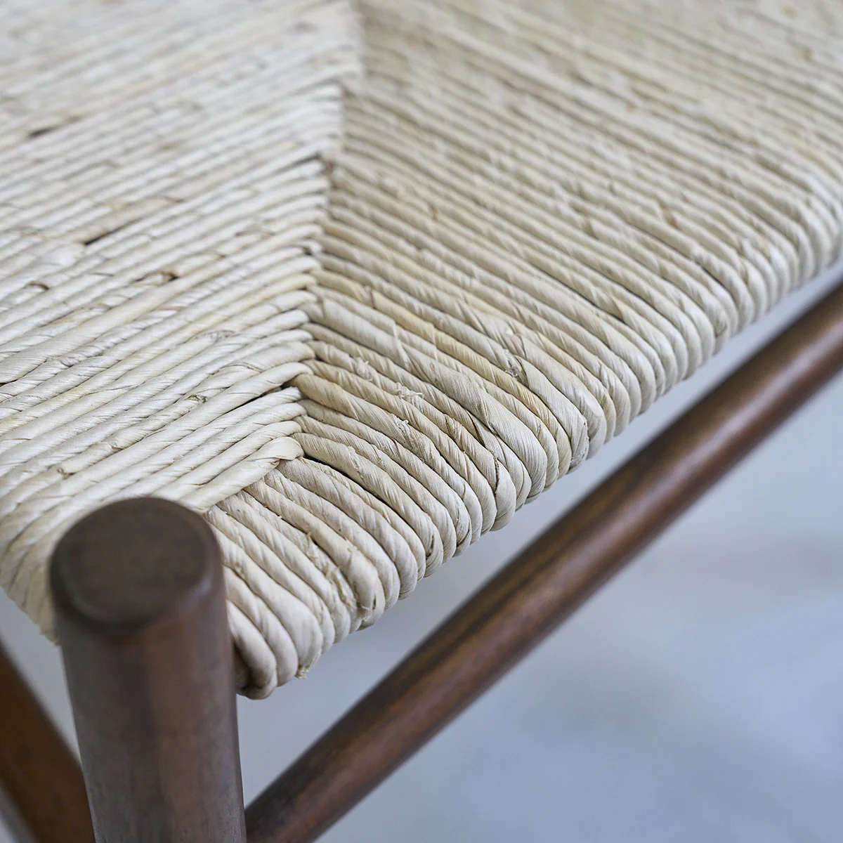 Lot de 2 chaises en mindi massif finition noyer et corde naturelle - Image 3