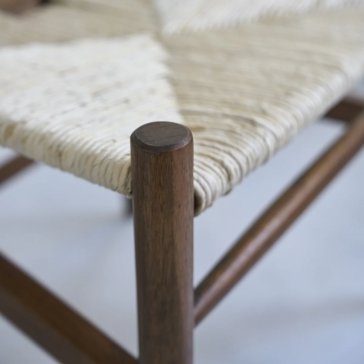 Lot de 2 chaises en mindi massif finition noyer et corde naturelle - Image 5