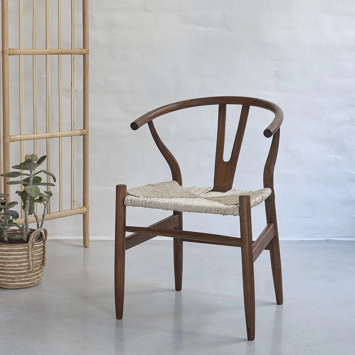 Lot de 2 chaises en mindi massif finition noyer et corde naturelle - Image 6